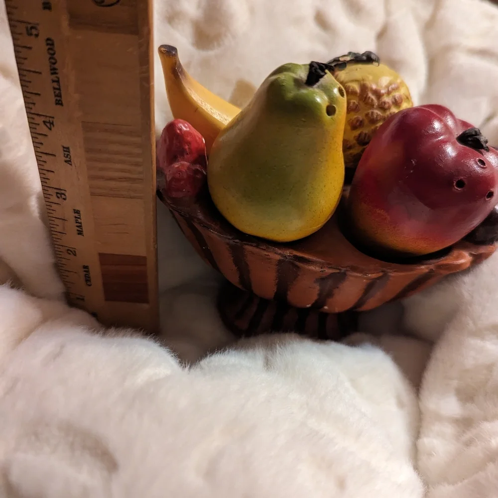 Vintage 1950s fruit basket salt and pepper